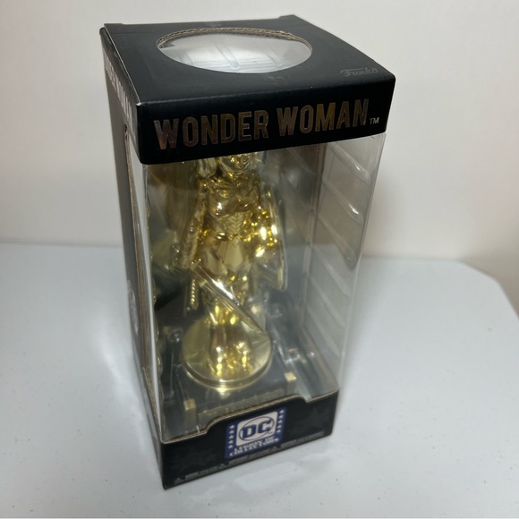 Funko Gold Wonder Woman Statue DC Legion of Collectors - Picture 3 of 4